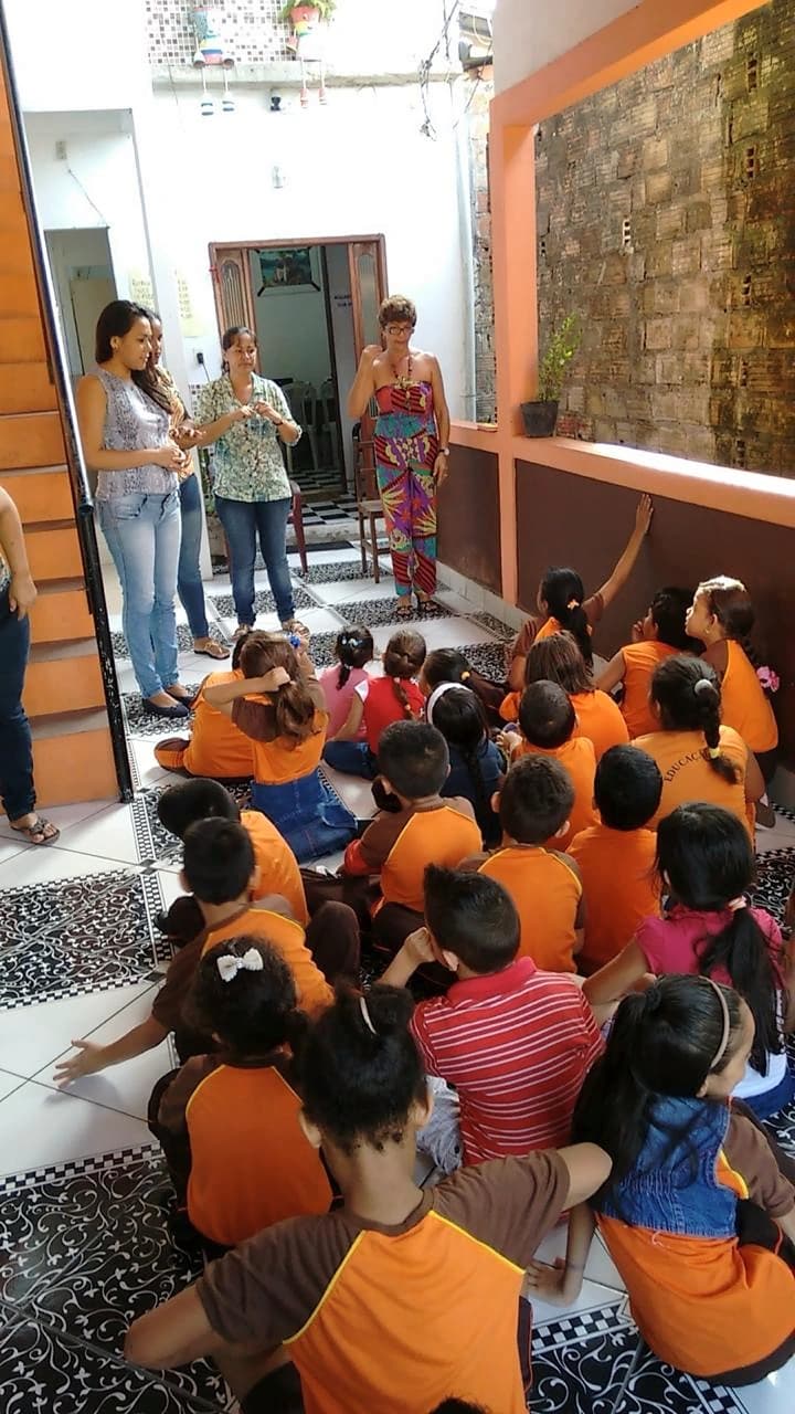Tia Daly em atividade diante das crianças