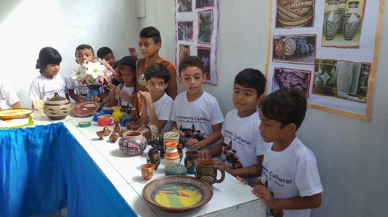 Estudantes em mostra com trabalhos escolares