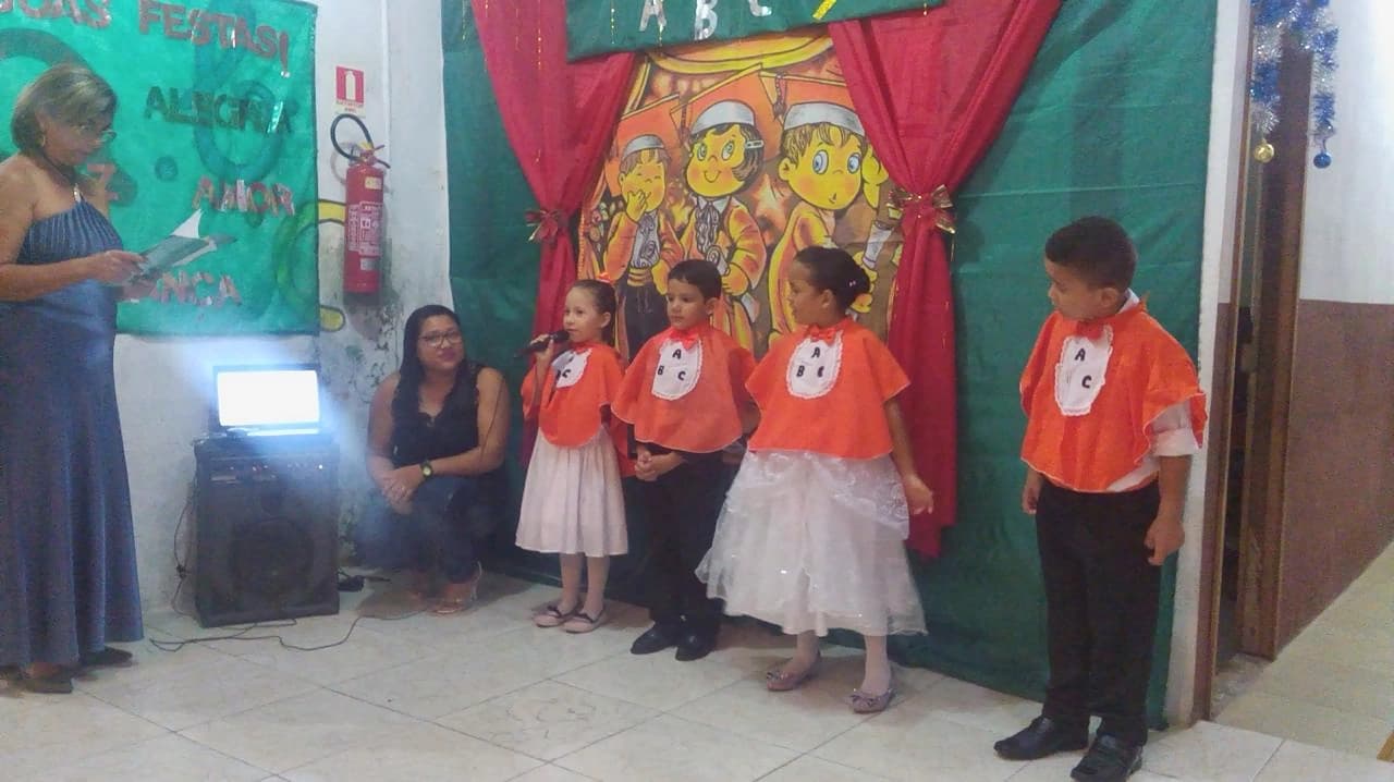 Tia Daly acompanhando apresentação infantil