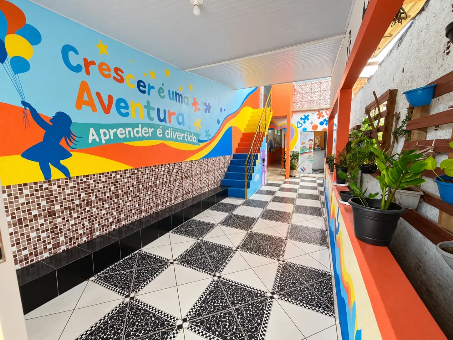 Comunidade escolar no corredor da La Belle
